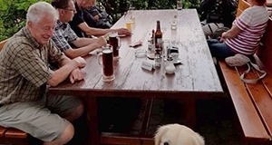 Gruppe im Biergarten
